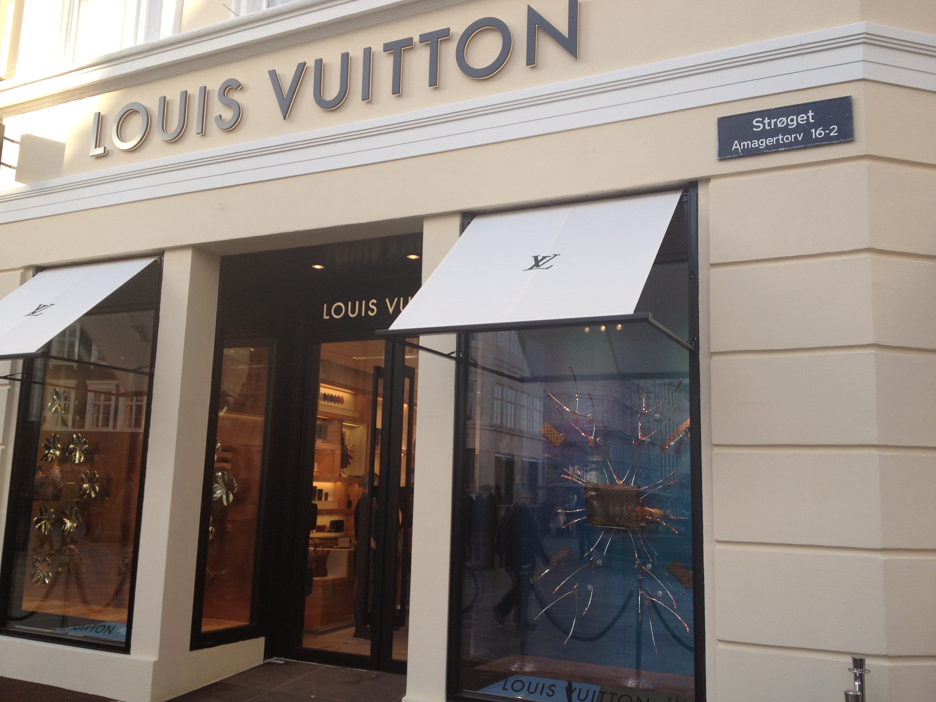 The New Louis Vuitton Store, Everyday Life